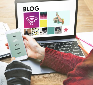 dizüstü bilgisayar ve smartphone ile kız