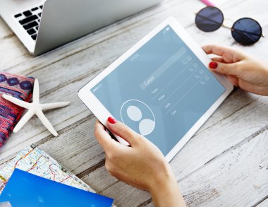 dijital tablet kullanan kadın