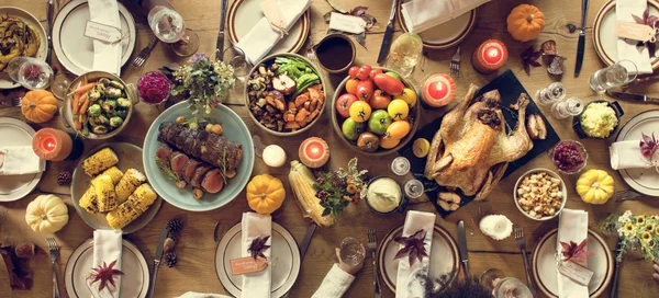 Serveras bordet med god mat — Stockfoto