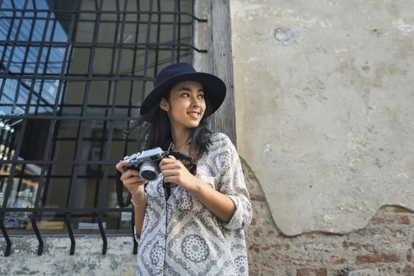 Asijská dívka v klobouku s fotoaparátem — Stock fotografie