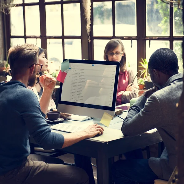 Mensen uit het bedrijfsleven praten over werk — Stockfoto