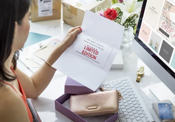 Mujer leyendo carta —  Fotos de Stock