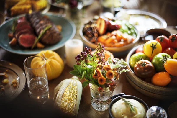Schön servierter Tisch mit Essen — Stockfoto