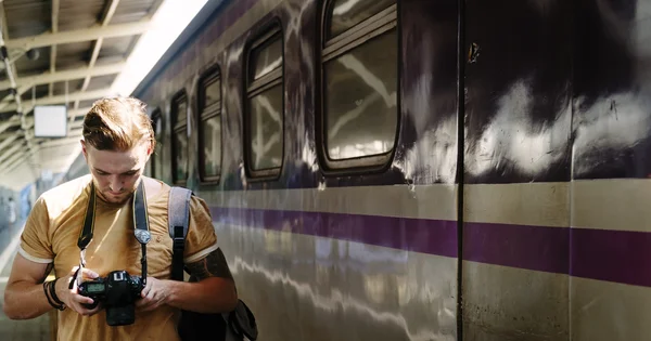 Mann mit Kamera am Bahnhof — Stockfoto