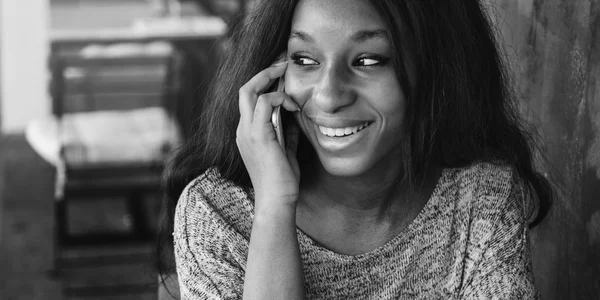 Afrikaanse vrouw praten via de telefoon — Stockfoto