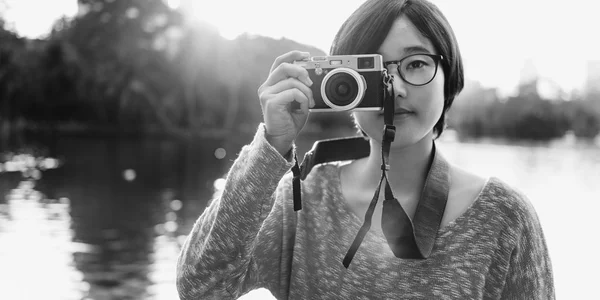 Chica con cámara de viaje — Foto de Stock