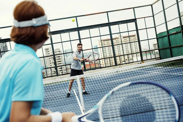 La gente juega en la pista de tenis — Foto de Stock