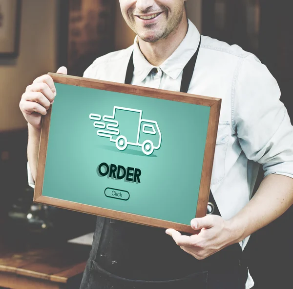 Kellner mit Tafel in der Nähe von Café — Stockfoto