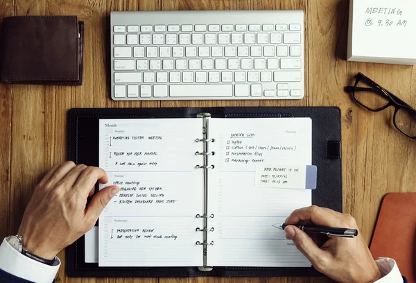 Hombre de negocios escribiendo en cuaderno —  Fotos de Stock