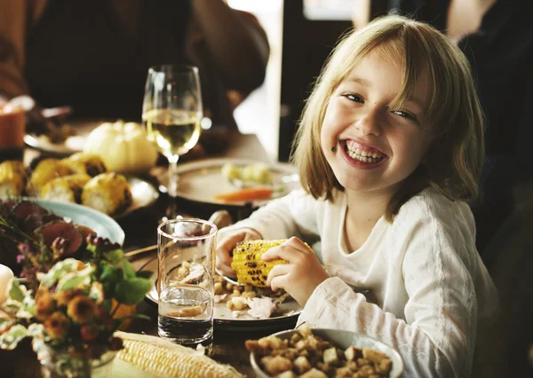 Little Kid Comer à mesa servida — Fotografia de Stock