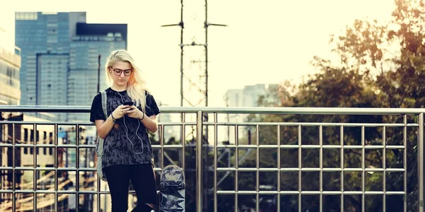 Chica adolescente con estilo con monopatín —  Fotos de Stock