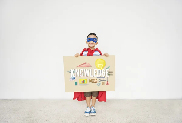 Superhéroe niño con cartón en las manos —  Fotos de Stock