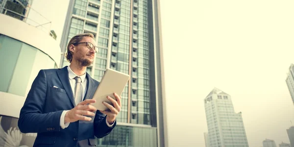 Uomo d'affari che lavora con tablet — Foto Stock