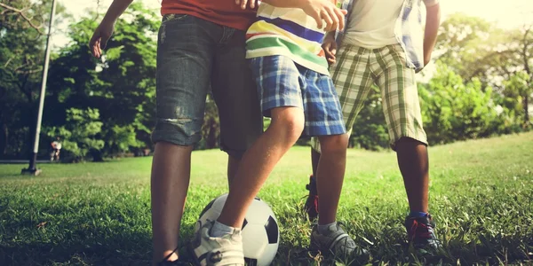 Дітей грати у футбол — стокове фото