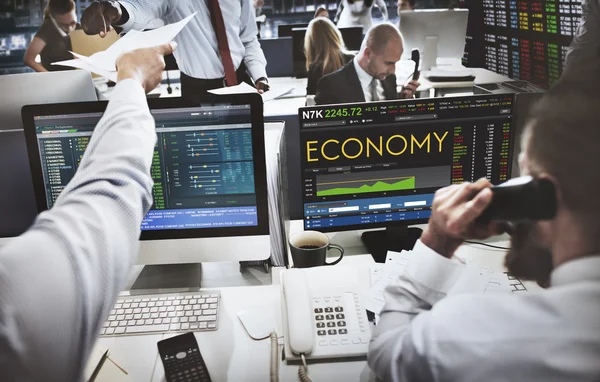 Pessoas de negócios trabalhando e economia — Fotografia de Stock