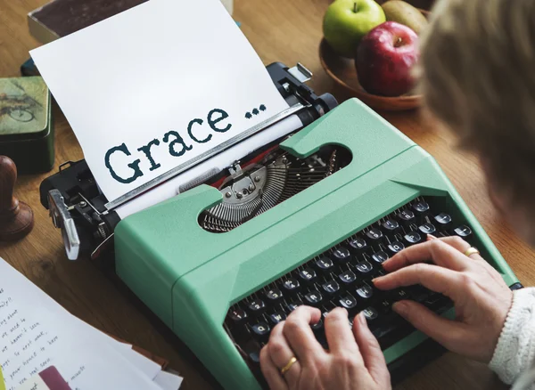 Mujer Mecanografía en máquina de escribir vintage — Foto de Stock