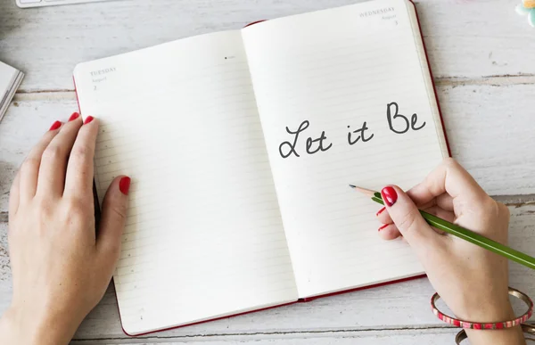 Femme écrivant dans un journal intime — Photo