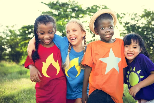 Niños multiétnicos al aire libre — Foto de Stock