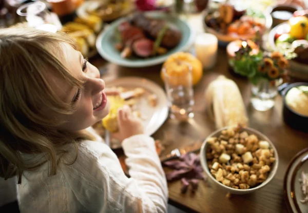 Meisje eten eten aan tafel — Stockfoto