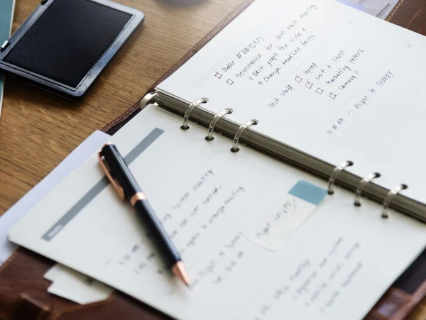 職場日記とペンを持つテーブル — ストック写真