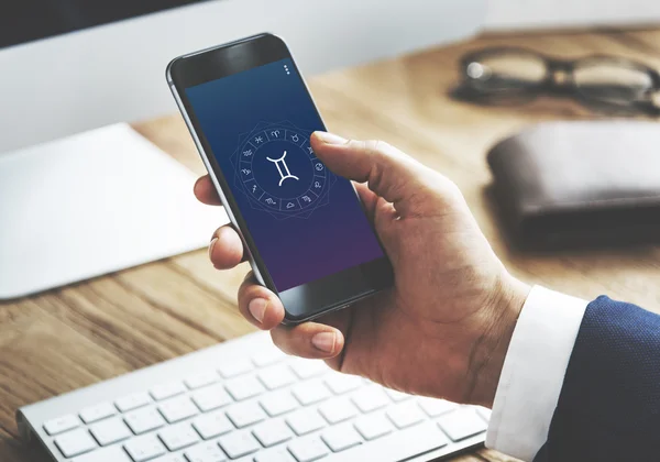 Homem de negócios segurando telefone celular — Fotografia de Stock