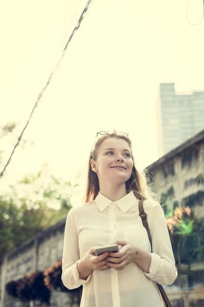 Menina usando smartphone — Fotografia de Stock