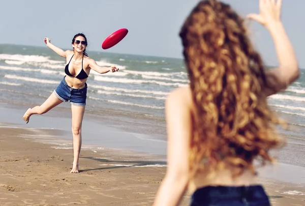 Hermosas mujeres jugando frisbee —  Fotos de Stock