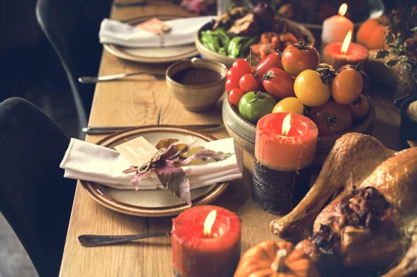Hermosa mesa servida con comida — Foto de Stock