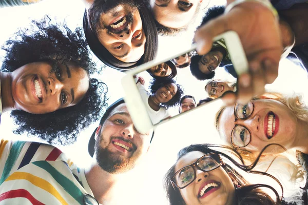 Equipo de estudiantes en abrazo círculo — Foto de Stock