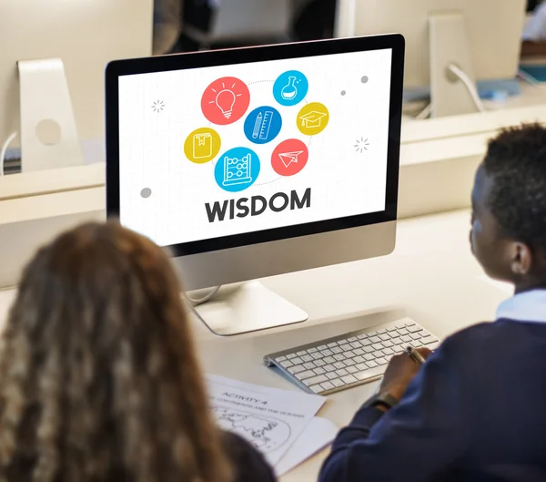 Alunos colegas de classe usando computador — Fotografia de Stock