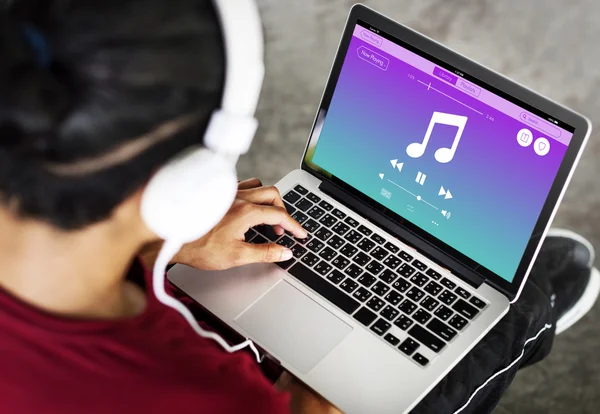 Ragazzo che utilizza il computer — Foto Stock