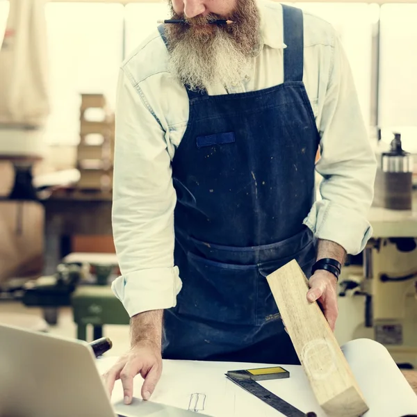 Handwerker mit Laptop im Werkstatt-Atelier — Stockfoto