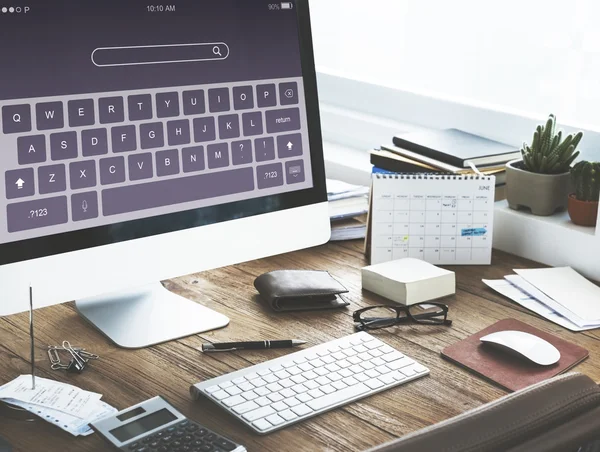 De monitor van de computer op de werkplek tabel — Stockfoto