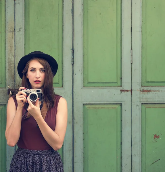 Mulher fotógrafa com câmera vintage — Fotografia de Stock