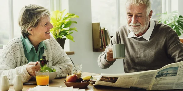 Casal de idosos tomando café da manhã — Fotografia de Stock