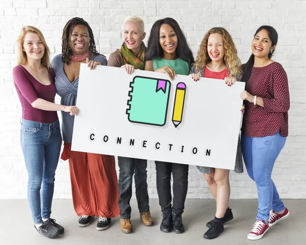 Diversidad mujeres sostiene pancarta — Foto de Stock