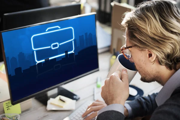 Homem de negócios que trabalha com computador — Fotografia de Stock