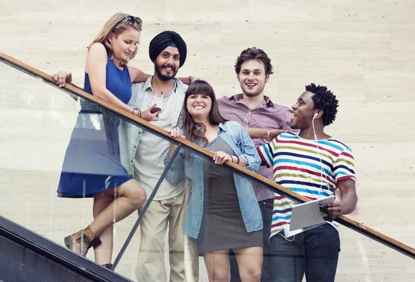 Vänner som står på trappan — Stockfoto