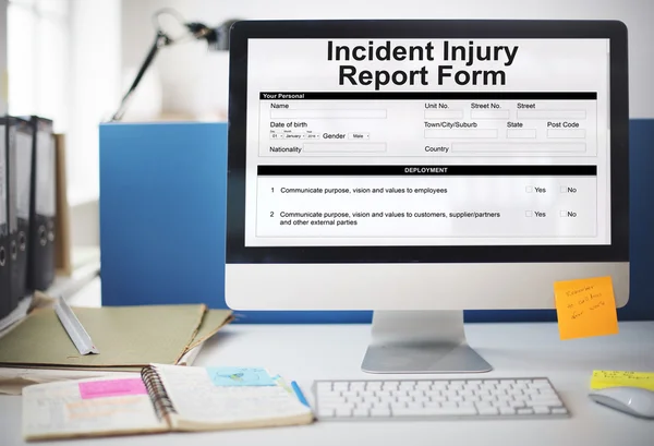 Incidentinjury-aangifteformulier op monitor Concept — Stockfoto