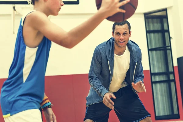 Homem e menino jogando basquete — Fotografia de Stock