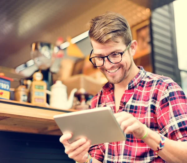 Hombre joven usando tableta —  Fotos de Stock