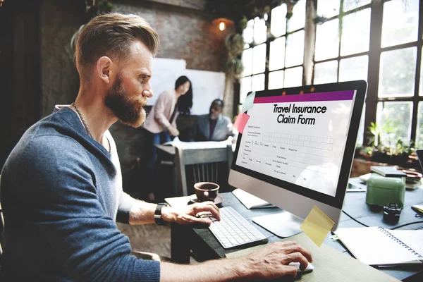 Schöner Mann, der mit dem Computer arbeitet — Stockfoto