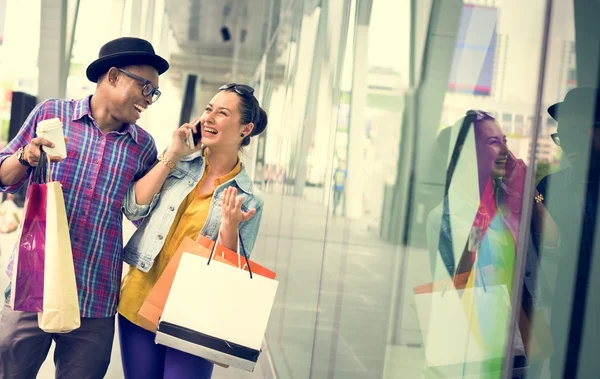 Pareja de clientes durante las compras — Foto de Stock