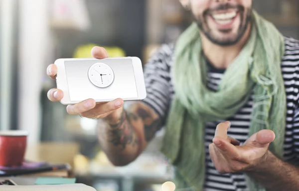 Mann zeigt mobilen Bildschirm — Stockfoto