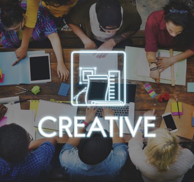 Öğrenciler birlikte beyin fırtınası