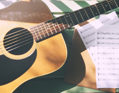 akustik gitar ve melodi notları