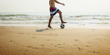 Plaj Futbolu oynayan adam 