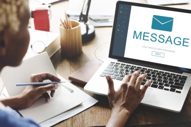 Dizüstü bilgisayarda çalışan kadın 