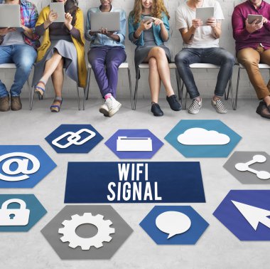 oturan ve tarama dijital becerikli insanlar