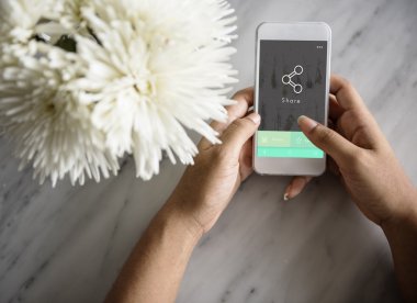 Akıllı telefon kullanan kadın